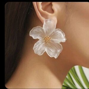 Elegant Floral White Earrings!!! NWOT!!! GORGEOUS!!!